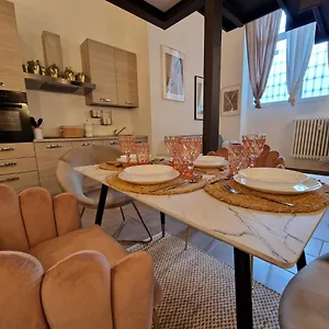  Apartment Regina In Porta Romana 2 - Sky Tv, Wifi E Breakfast Box Italy